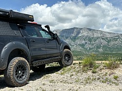 Offroad mit Blick auf den Gipfel Kroatiens